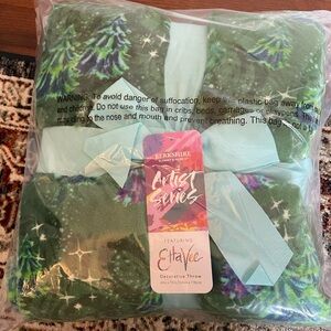 BRAND NEW BERKSHIRE THROW